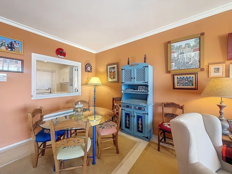 This bright and spacious 2-bedroom apartment is located in the sought-after residential complex Fuente de la Duquesa, set in a quiet, elevated frontline golf position with panoramic views of both the Mediterranean Sea and the golf course.