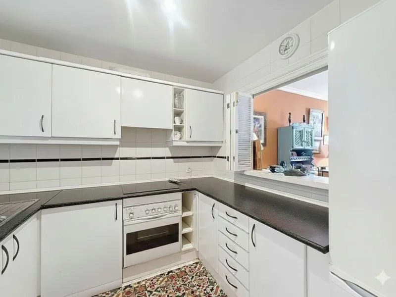 This bright and spacious 2-bedroom apartment is located in the sought-after residential complex Fuente de la Duquesa, set in a quiet, elevated frontline golf position with panoramic views of both the Mediterranean Sea and the golf course.