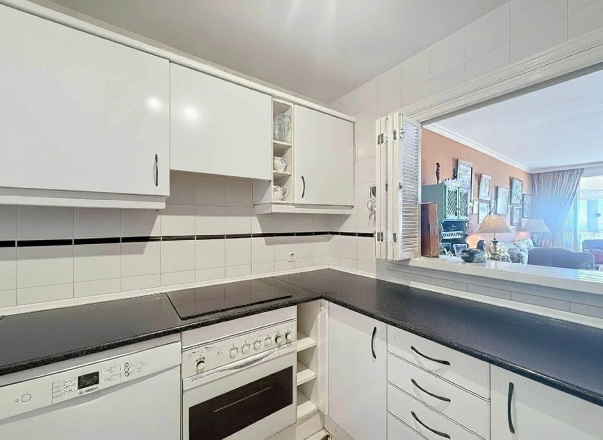 This bright and spacious 2-bedroom apartment is located in the sought-after residential complex Fuente de la Duquesa, set in a quiet, elevated frontline golf position with panoramic views of both the Mediterranean Sea and the golf course.