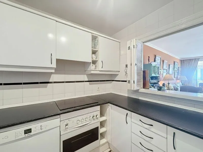 This bright and spacious 2-bedroom apartment is located in the sought-after residential complex Fuente de la Duquesa, set in a quiet, elevated frontline golf position with panoramic views of both the Mediterranean Sea and the golf course.