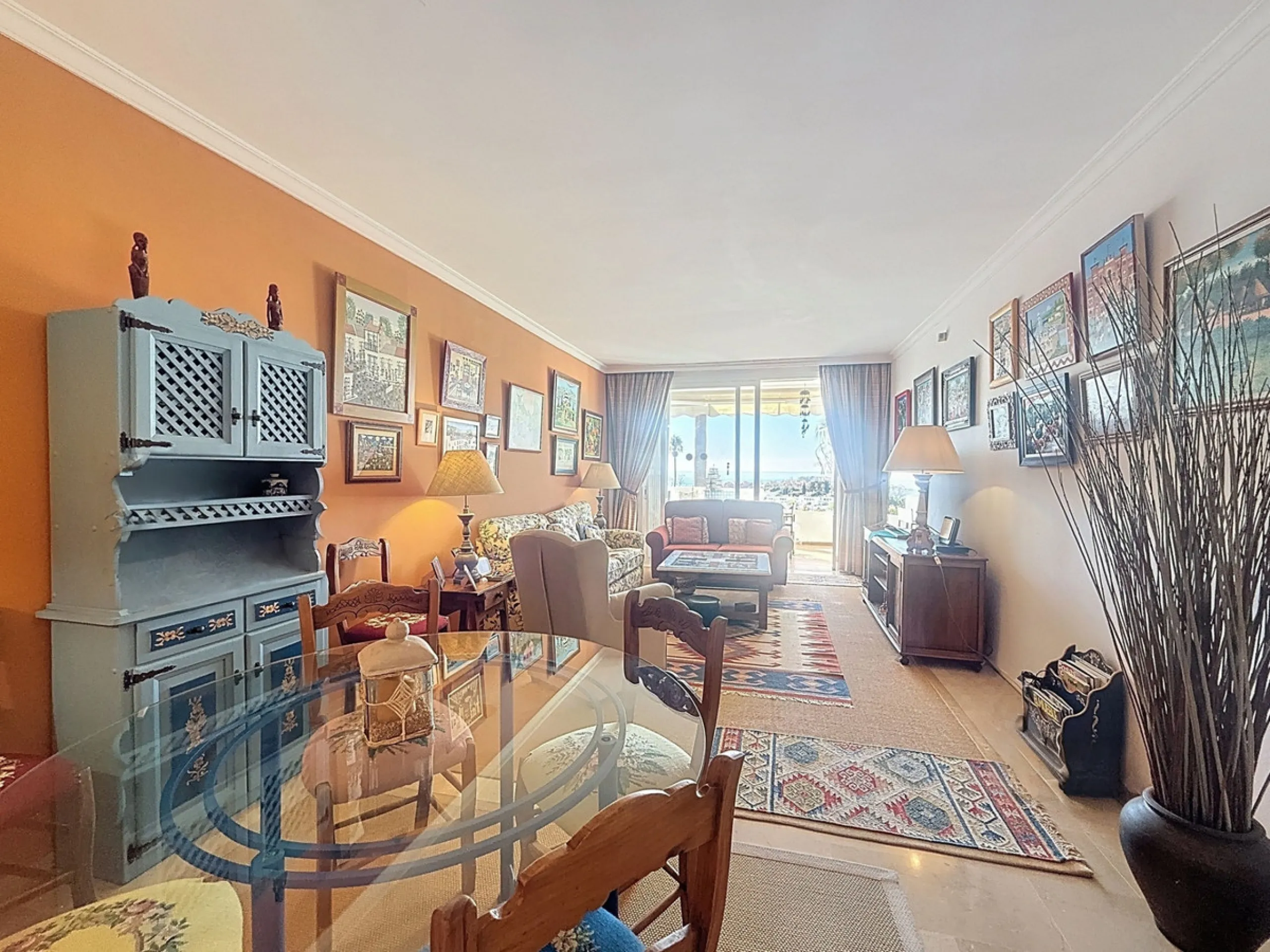 This bright and spacious 2-bedroom apartment is located in the sought-after residential complex Fuente de la Duquesa, set in a quiet, elevated frontline golf position with panoramic views of both the Mediterranean Sea and the golf course.