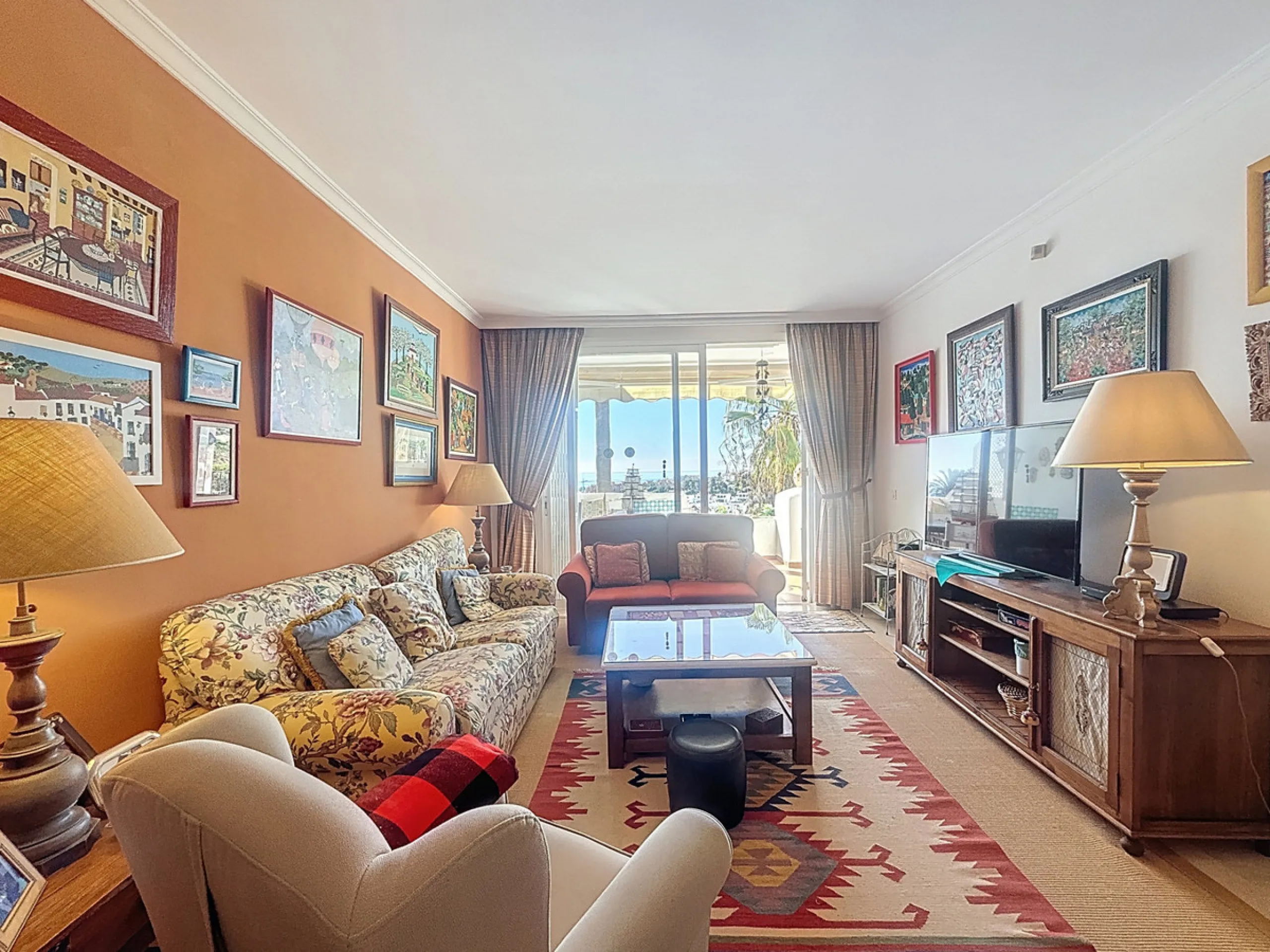 This bright and spacious 2-bedroom apartment is located in the sought-after residential complex Fuente de la Duquesa, set in a quiet, elevated frontline golf position with panoramic views of both the Mediterranean Sea and the golf course.