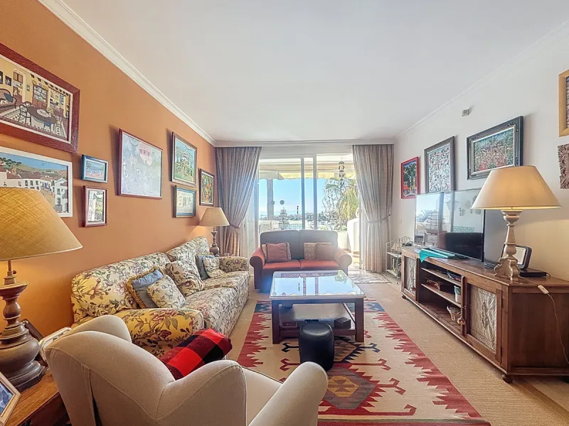 This bright and spacious 2-bedroom apartment is located in the sought-after residential complex Fuente de la Duquesa, set in a quiet, elevated frontline golf position with panoramic views of both the Mediterranean Sea and the golf course.