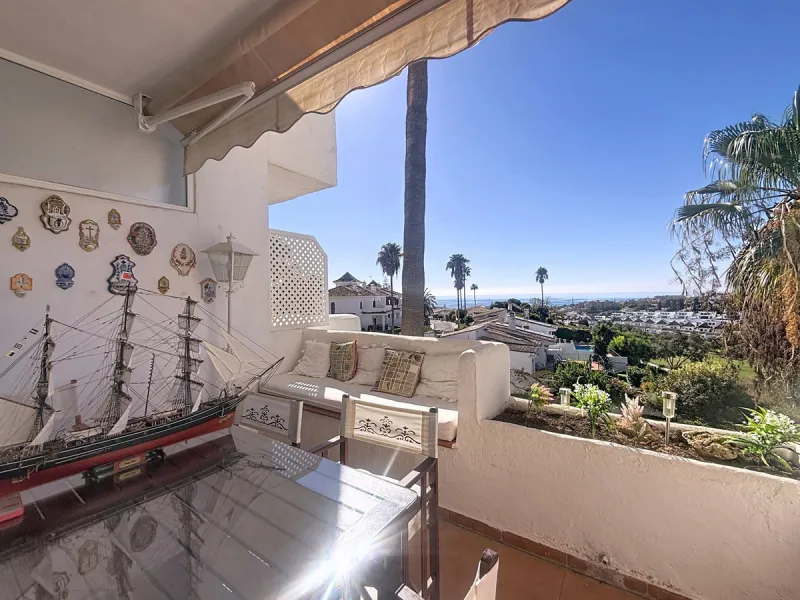 This bright and spacious 2-bedroom apartment is located in the sought-after residential complex Fuente de la Duquesa, set in a quiet, elevated frontline golf position with panoramic views of both the Mediterranean Sea and the golf course.