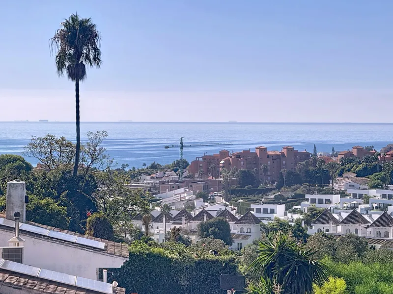 This bright and spacious 2-bedroom apartment is located in the sought-after residential complex Fuente de la Duquesa, set in a quiet, elevated frontline golf position with panoramic views of both the Mediterranean Sea and the golf course.