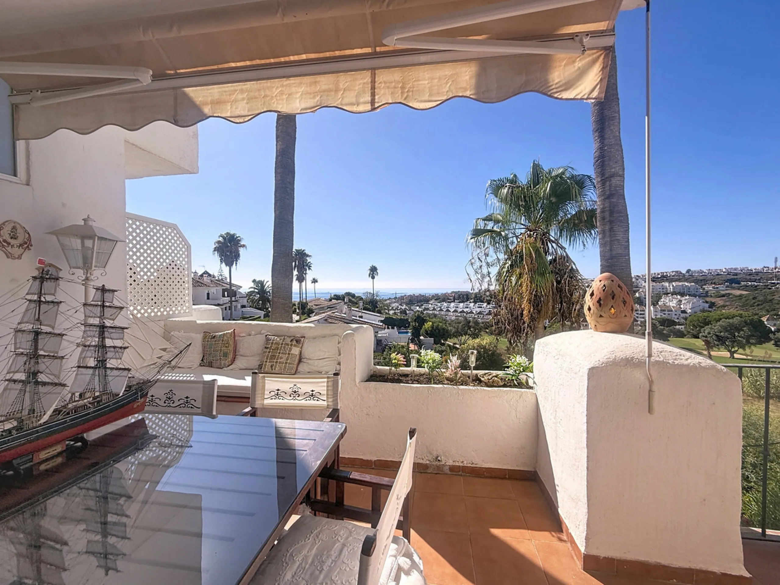 This bright and spacious 2-bedroom apartment is located in the sought-after residential complex Fuente de la Duquesa, set in a quiet, elevated frontline golf position with panoramic views of both the Mediterranean Sea and the golf course.