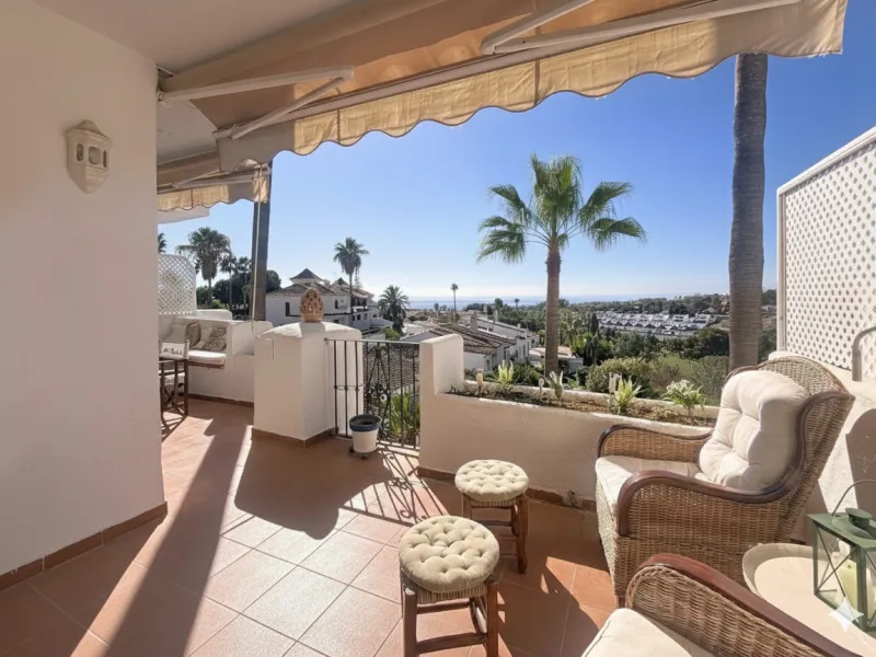 This bright and spacious 2-bedroom apartment is located in the sought-after residential complex Fuente de la Duquesa, set in a quiet, elevated frontline golf position with panoramic views of both the Mediterranean Sea and the golf course.