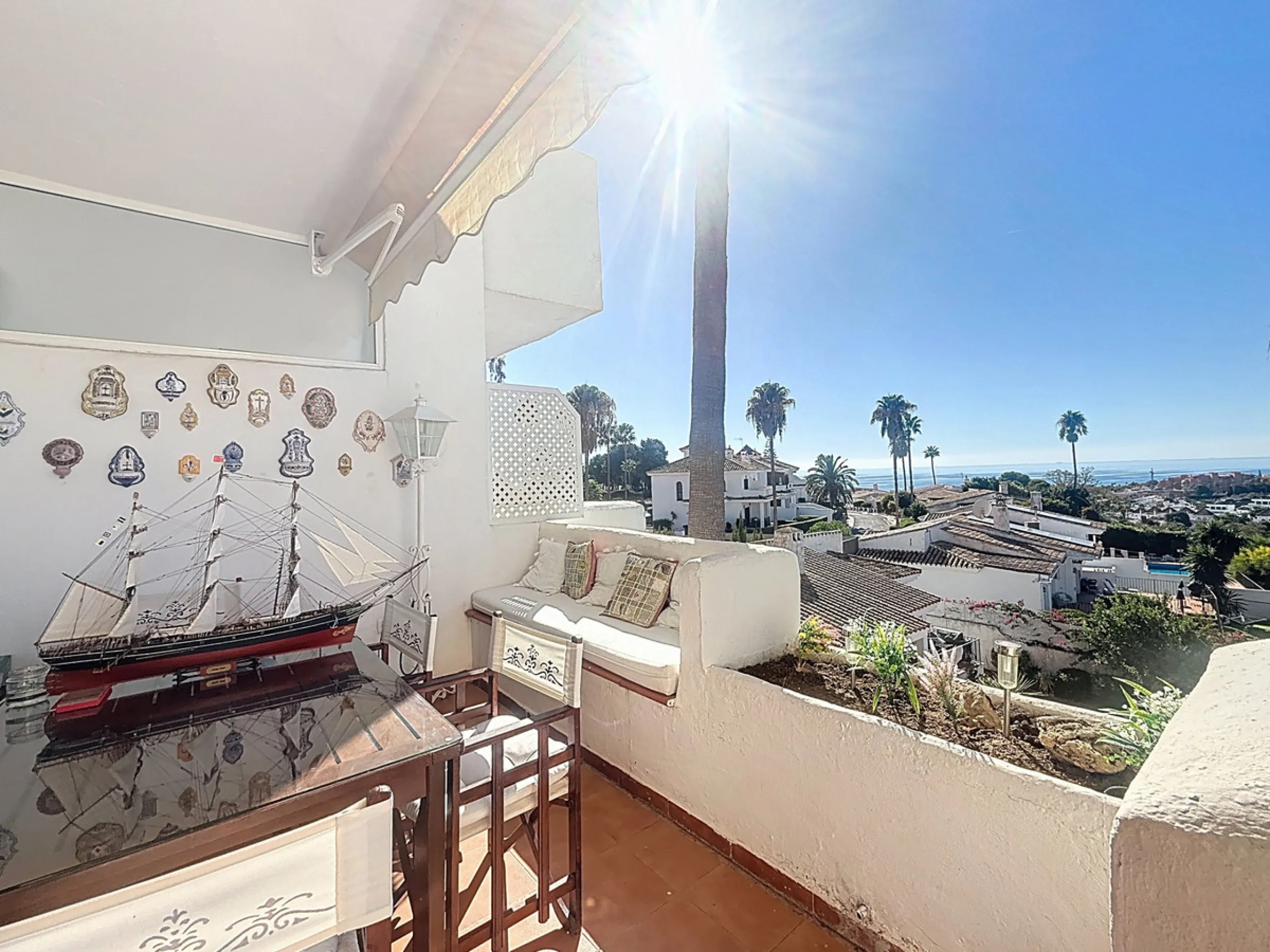 This bright and spacious 2-bedroom apartment is located in the sought-after residential complex Fuente de la Duquesa, set in a quiet, elevated frontline golf position with panoramic views of both the Mediterranean Sea and the golf course.