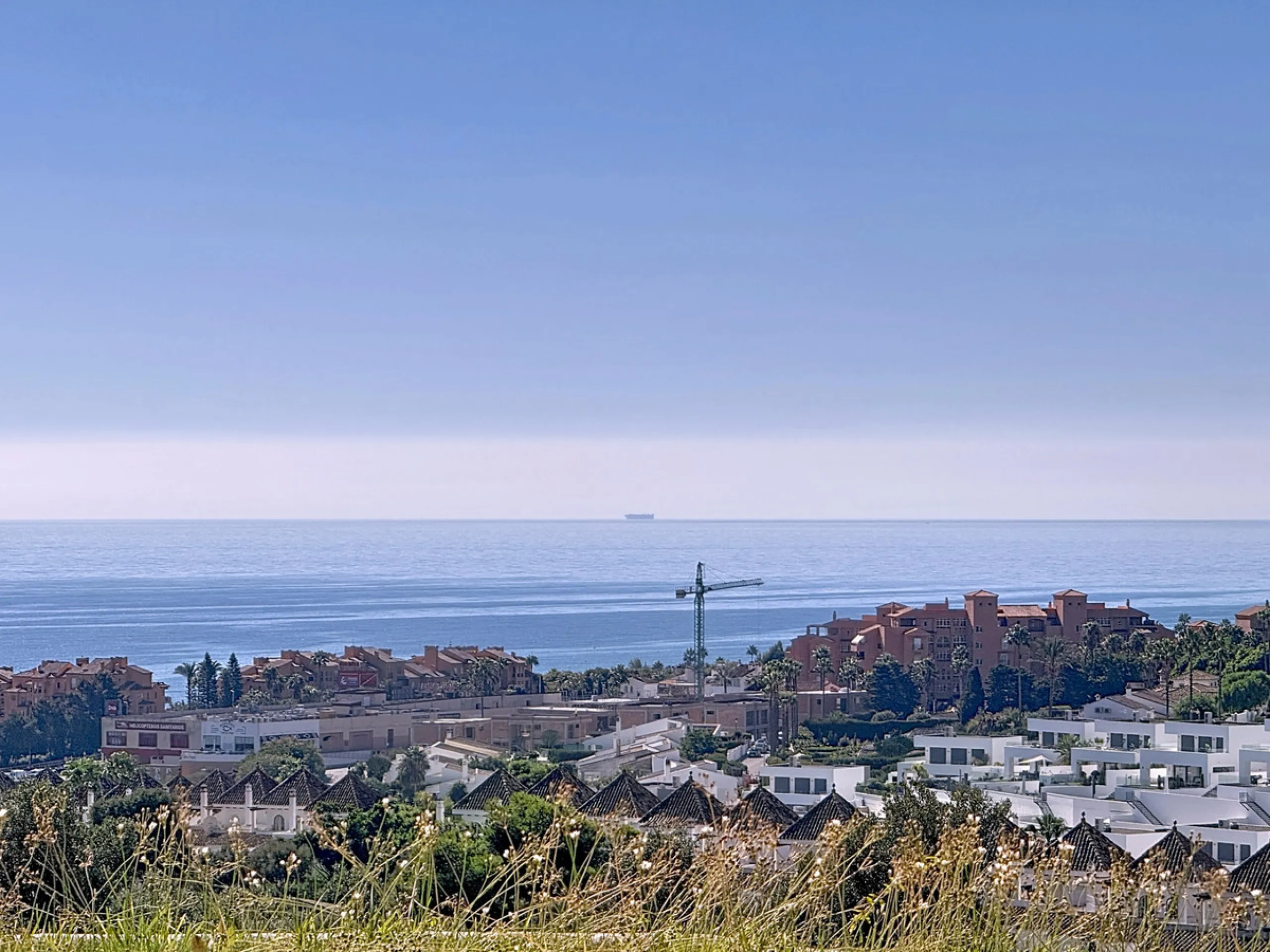 This bright and spacious 2-bedroom apartment is located in the sought-after residential complex Fuente de la Duquesa, set in a quiet, elevated frontline golf position with panoramic views of both the Mediterranean Sea and the golf course.