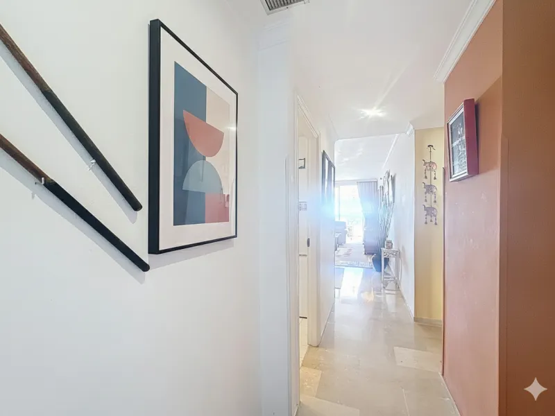 This bright and spacious 2-bedroom apartment is located in the sought-after residential complex Fuente de la Duquesa, set in a quiet, elevated frontline golf position with panoramic views of both the Mediterranean Sea and the golf course.