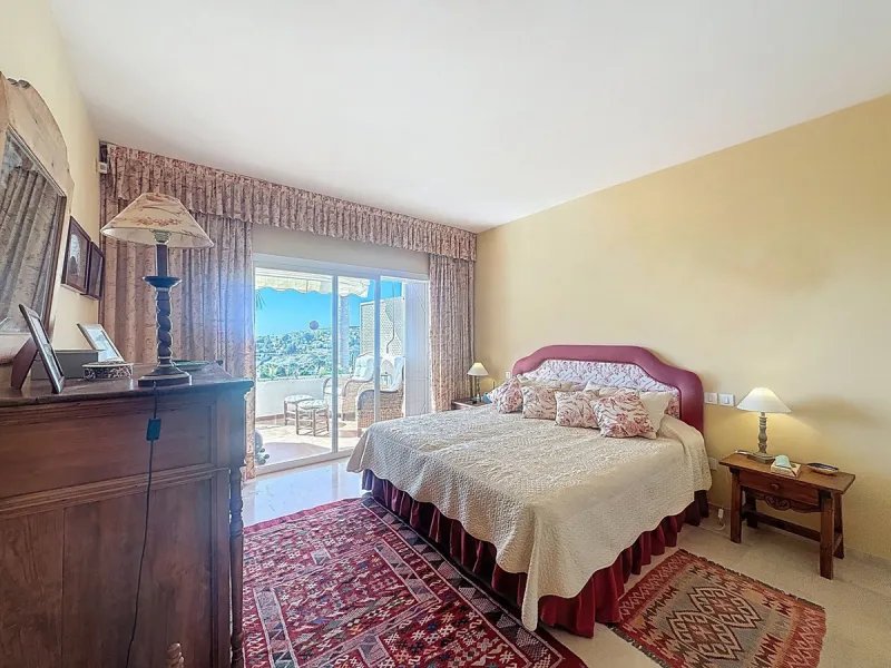 This bright and spacious 2-bedroom apartment is located in the sought-after residential complex Fuente de la Duquesa, set in a quiet, elevated frontline golf position with panoramic views of both the Mediterranean Sea and the golf course.