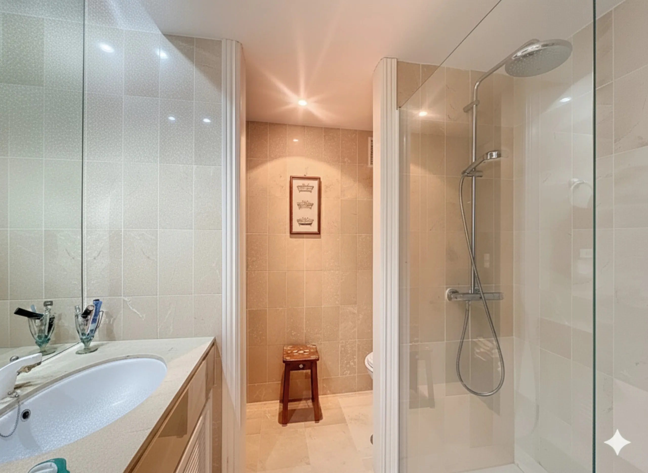 This bright and spacious 2-bedroom apartment is located in the sought-after residential complex Fuente de la Duquesa, set in a quiet, elevated frontline golf position with panoramic views of both the Mediterranean Sea and the golf course.