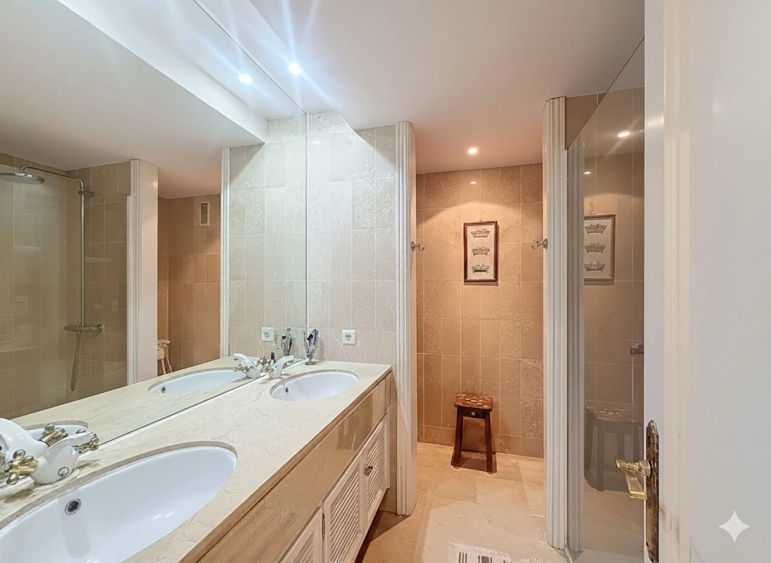 This bright and spacious 2-bedroom apartment is located in the sought-after residential complex Fuente de la Duquesa, set in a quiet, elevated frontline golf position with panoramic views of both the Mediterranean Sea and the golf course.