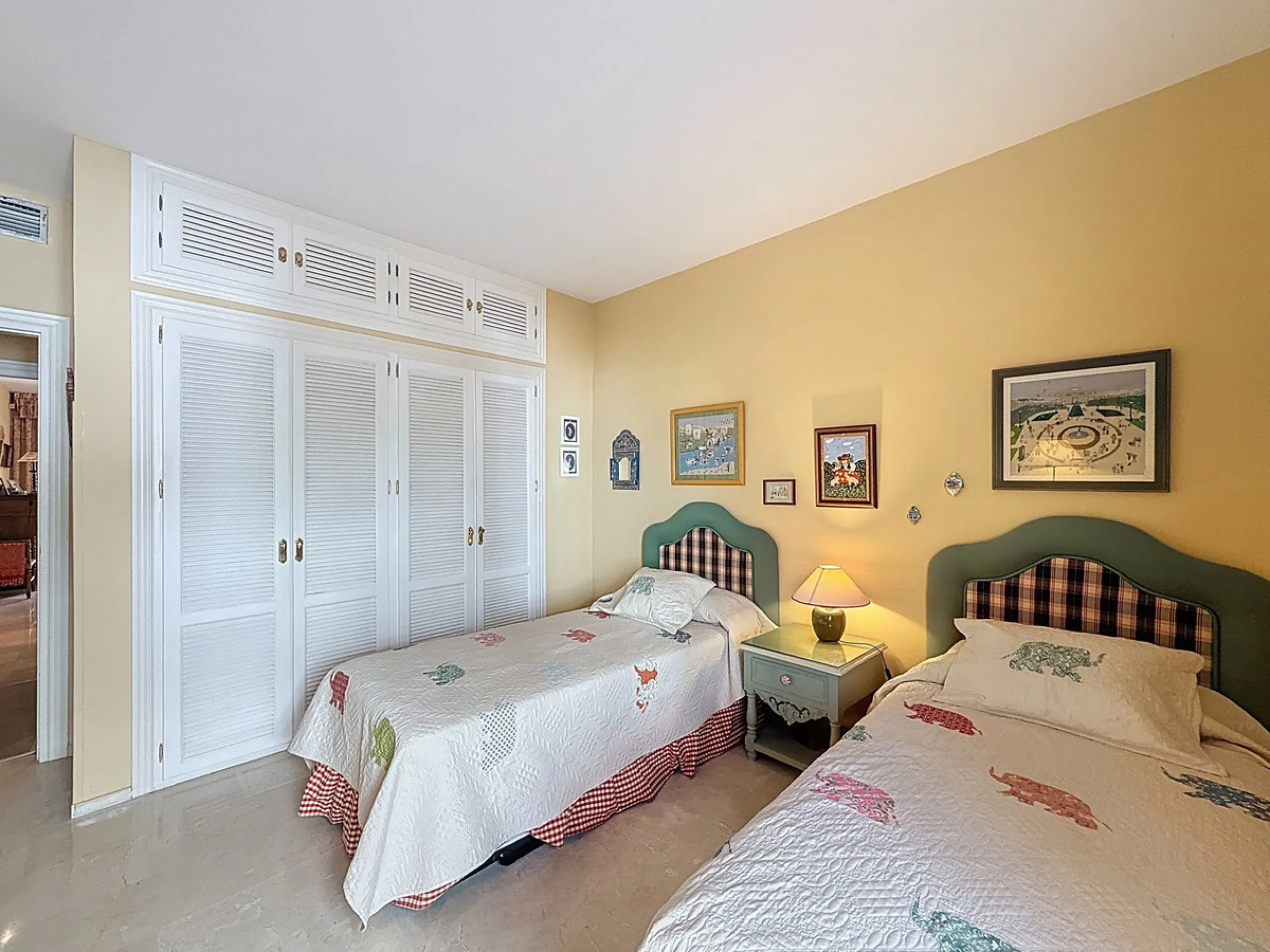 This bright and spacious 2-bedroom apartment is located in the sought-after residential complex Fuente de la Duquesa, set in a quiet, elevated frontline golf position with panoramic views of both the Mediterranean Sea and the golf course.