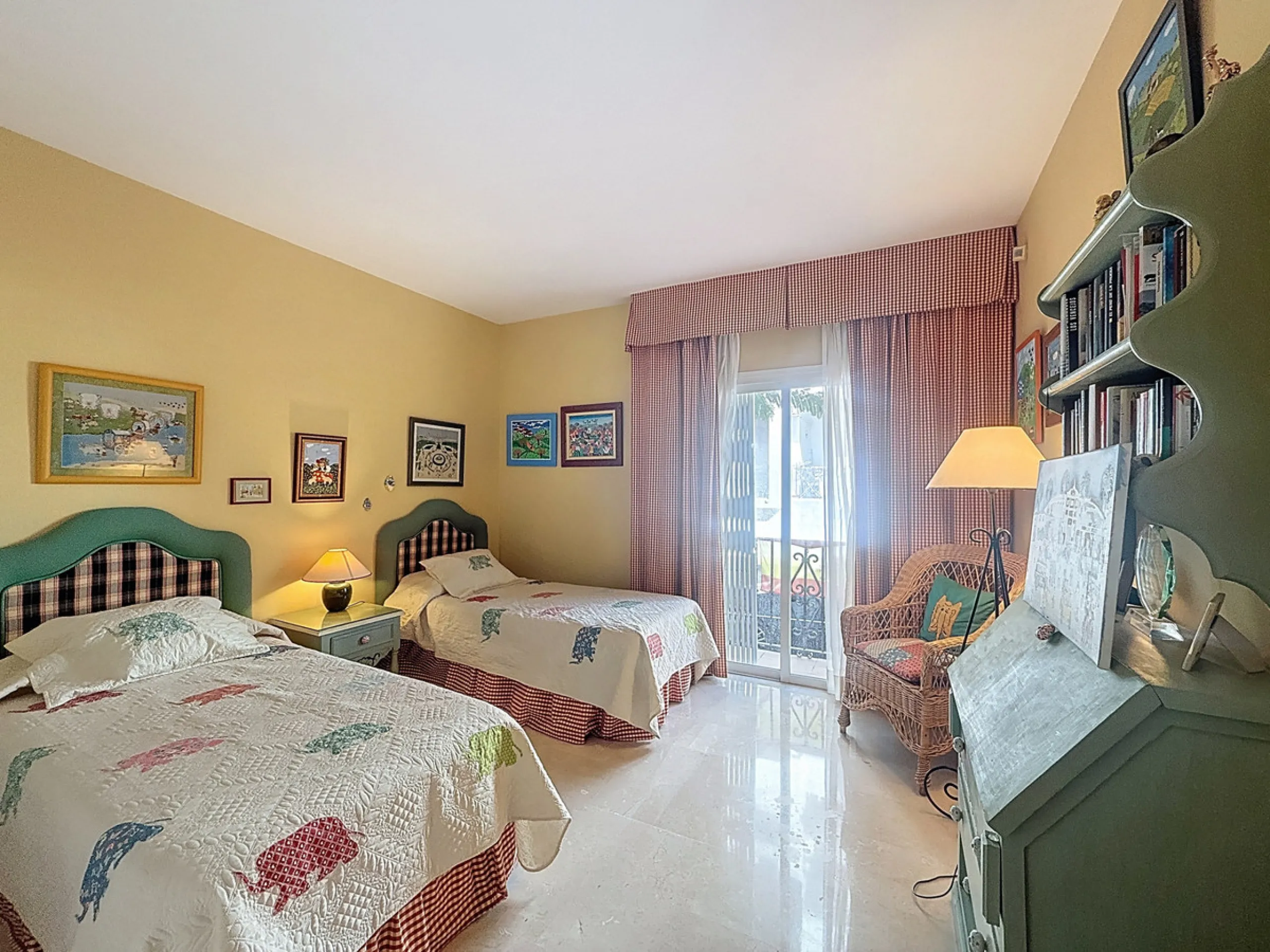 This bright and spacious 2-bedroom apartment is located in the sought-after residential complex Fuente de la Duquesa, set in a quiet, elevated frontline golf position with panoramic views of both the Mediterranean Sea and the golf course.