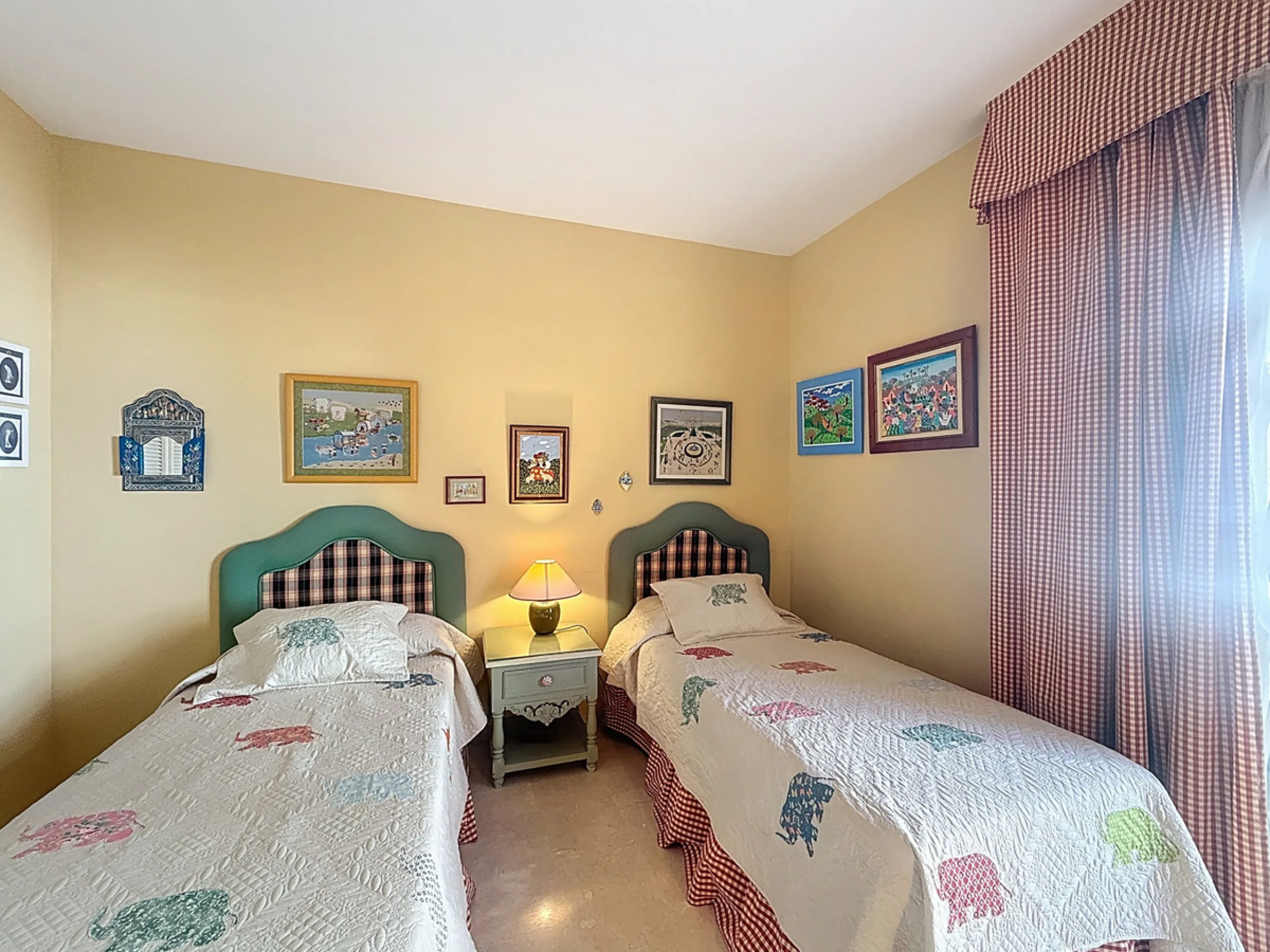 This bright and spacious 2-bedroom apartment is located in the sought-after residential complex Fuente de la Duquesa, set in a quiet, elevated frontline golf position with panoramic views of both the Mediterranean Sea and the golf course.