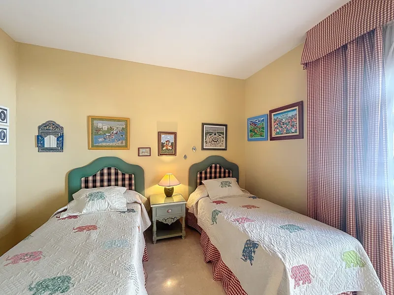 This bright and spacious 2-bedroom apartment is located in the sought-after residential complex Fuente de la Duquesa, set in a quiet, elevated frontline golf position with panoramic views of both the Mediterranean Sea and the golf course.