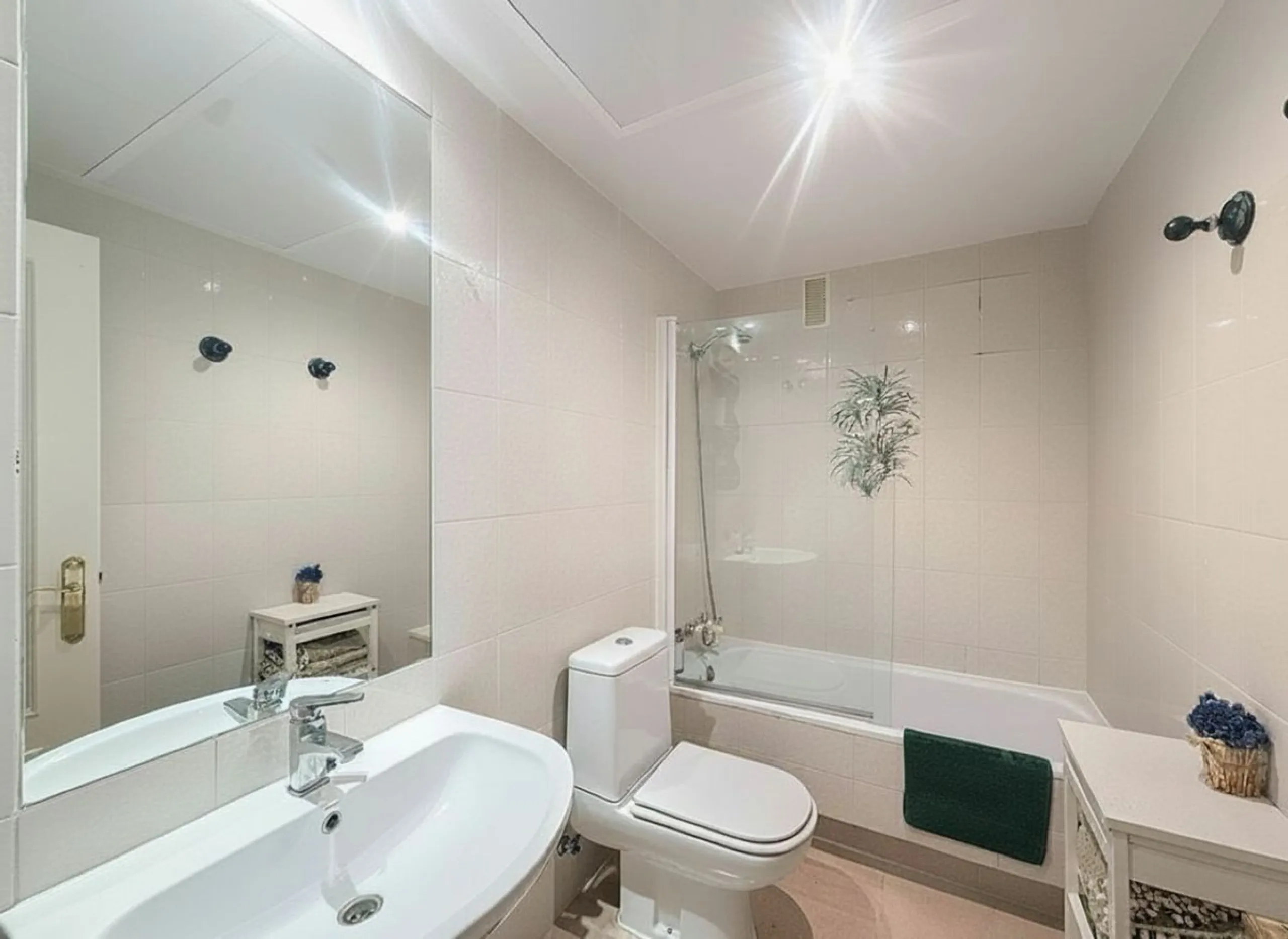 This bright and spacious 2-bedroom apartment is located in the sought-after residential complex Fuente de la Duquesa, set in a quiet, elevated frontline golf position with panoramic views of both the Mediterranean Sea and the golf course.
