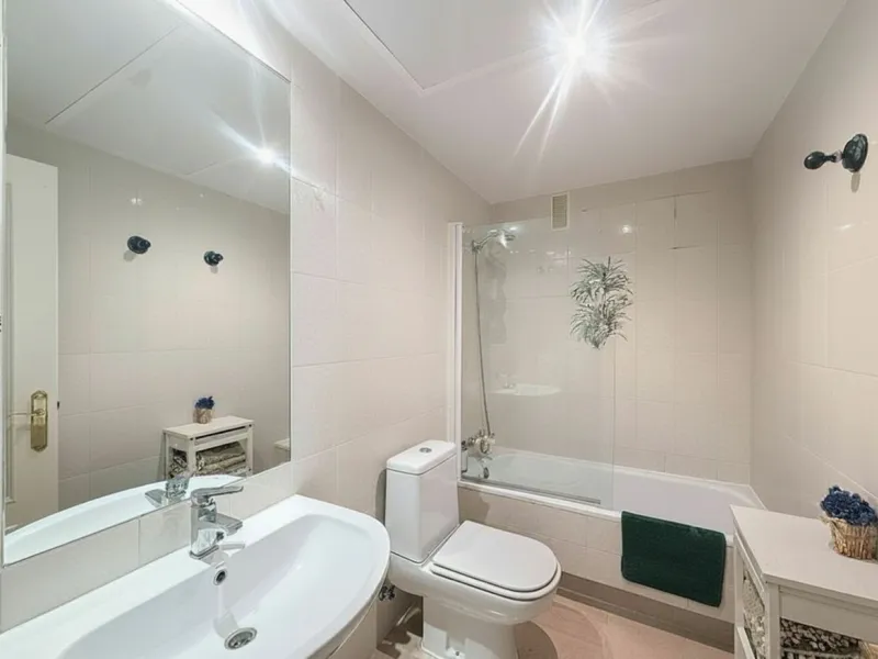 This bright and spacious 2-bedroom apartment is located in the sought-after residential complex Fuente de la Duquesa, set in a quiet, elevated frontline golf position with panoramic views of both the Mediterranean Sea and the golf course.