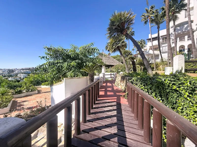 This bright and spacious 2-bedroom apartment is located in the sought-after residential complex Fuente de la Duquesa, set in a quiet, elevated frontline golf position with panoramic views of both the Mediterranean Sea and the golf course.