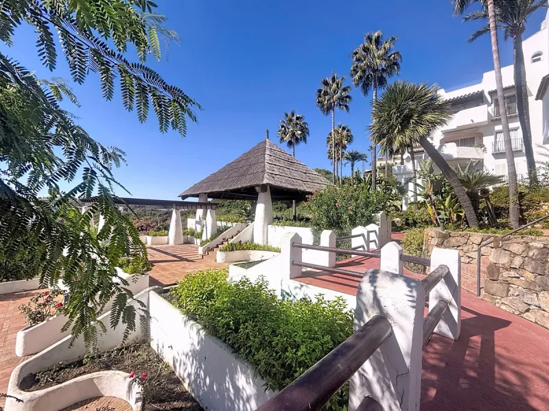 This bright and spacious 2-bedroom apartment is located in the sought-after residential complex Fuente de la Duquesa, set in a quiet, elevated frontline golf position with panoramic views of both the Mediterranean Sea and the golf course.