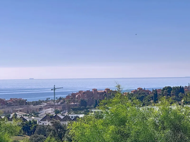 This bright and spacious 2-bedroom apartment is located in the sought-after residential complex Fuente de la Duquesa, set in a quiet, elevated frontline golf position with panoramic views of both the Mediterranean Sea and the golf course.