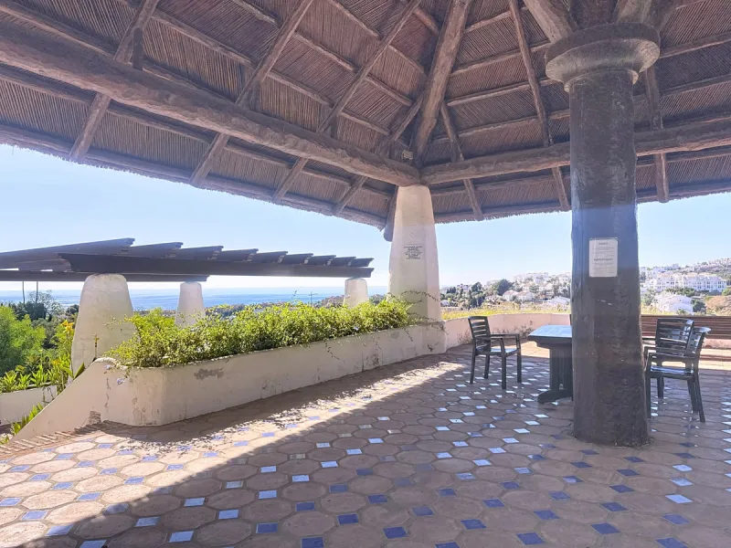 This bright and spacious 2-bedroom apartment is located in the sought-after residential complex Fuente de la Duquesa, set in a quiet, elevated frontline golf position with panoramic views of both the Mediterranean Sea and the golf course.