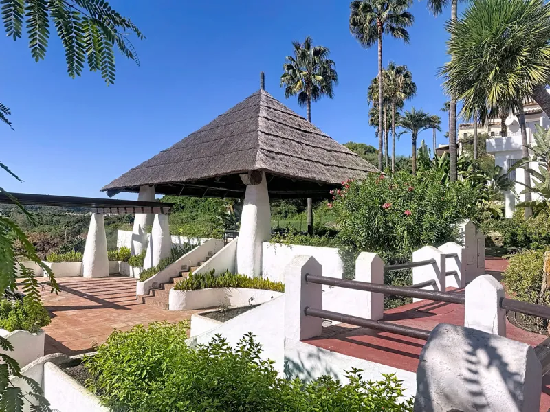 This bright and spacious 2-bedroom apartment is located in the sought-after residential complex Fuente de la Duquesa, set in a quiet, elevated frontline golf position with panoramic views of both the Mediterranean Sea and the golf course.