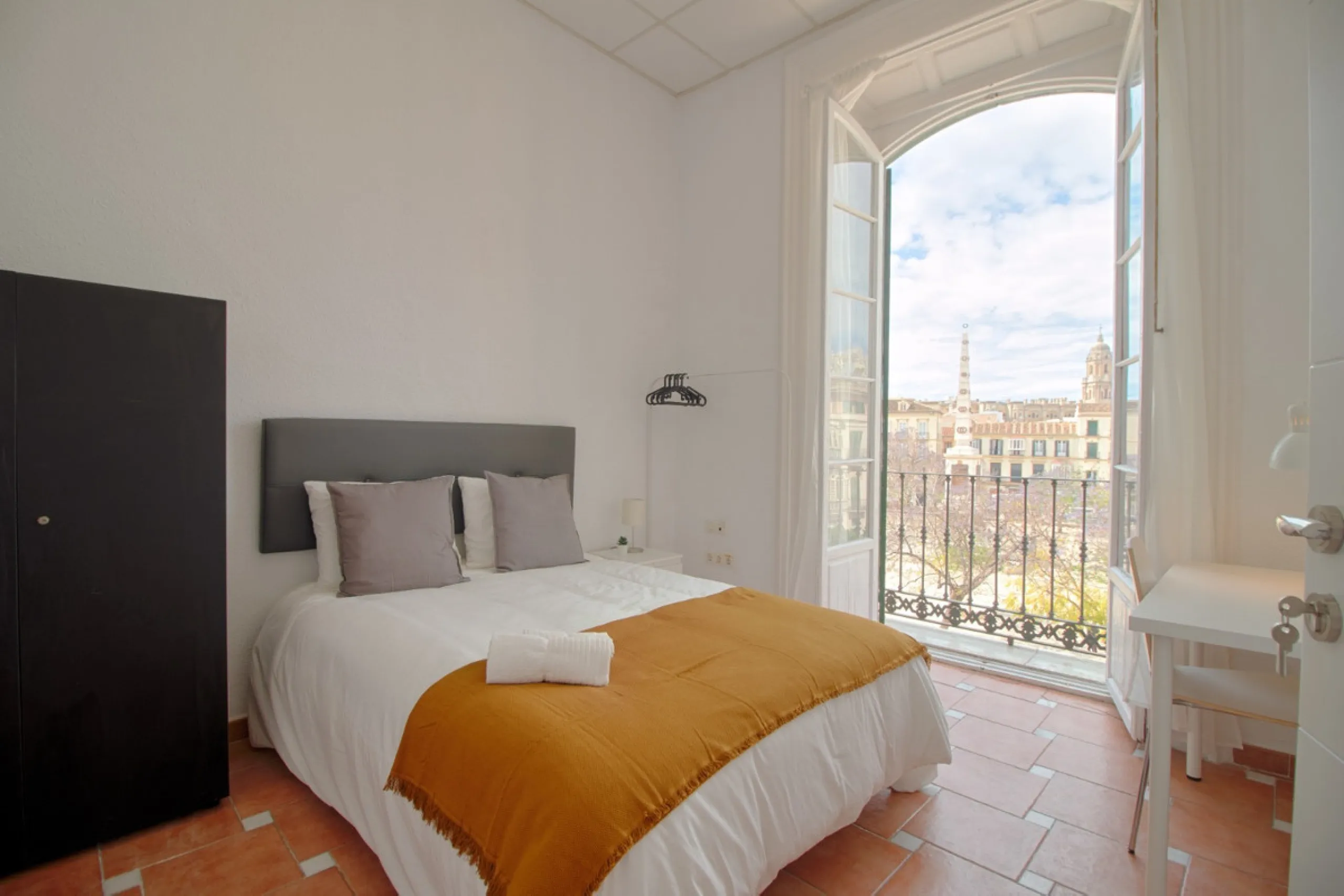 Spacious apartment for sale in a historic building in Plaza de la Merced, MálagaDiscover this spacious apartment for sale in Plaza de la Merced in a classic building with history, in one of the most emblematic areas of the historic center of Málaga. With 