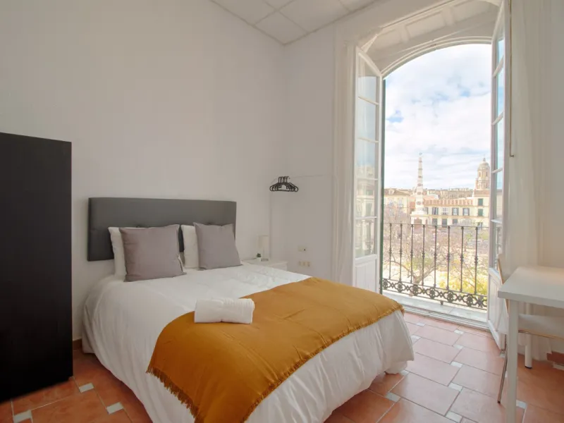 Spacious apartment for sale in a historic building in Plaza de la Merced, MálagaDiscover this spacious apartment for sale in Plaza de la Merced in a classic building with history, in one of the most emblematic areas of the historic center of Málaga. With 