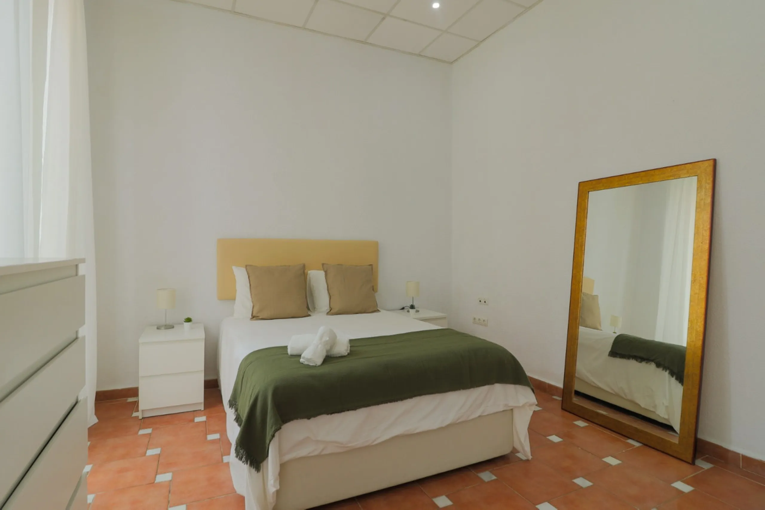 Spacious apartment for sale in a historic building in Plaza de la Merced, MálagaDiscover this spacious apartment for sale in Plaza de la Merced in a classic building with history, in one of the most emblematic areas of the historic center of Málaga. With 