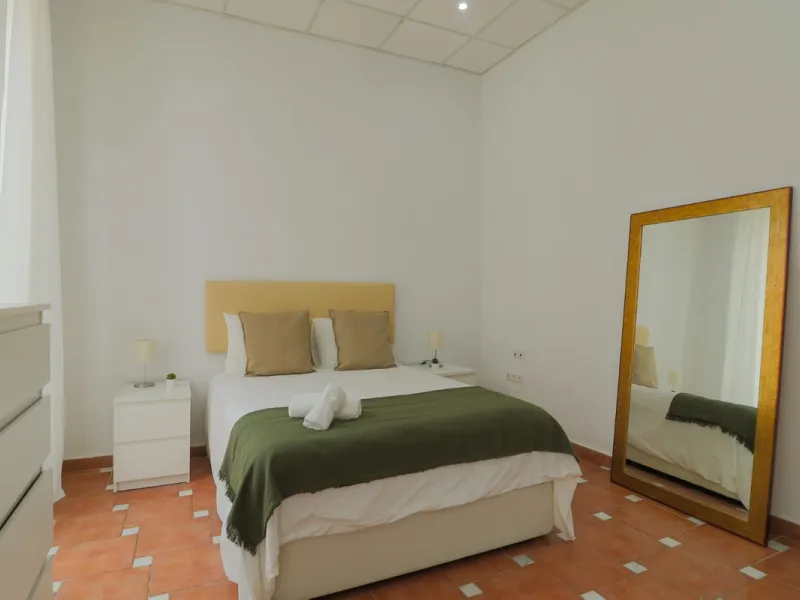 Spacious apartment for sale in a historic building in Plaza de la Merced, MálagaDiscover this spacious apartment for sale in Plaza de la Merced in a classic building with history, in one of the most emblematic areas of the historic center of Málaga. With 