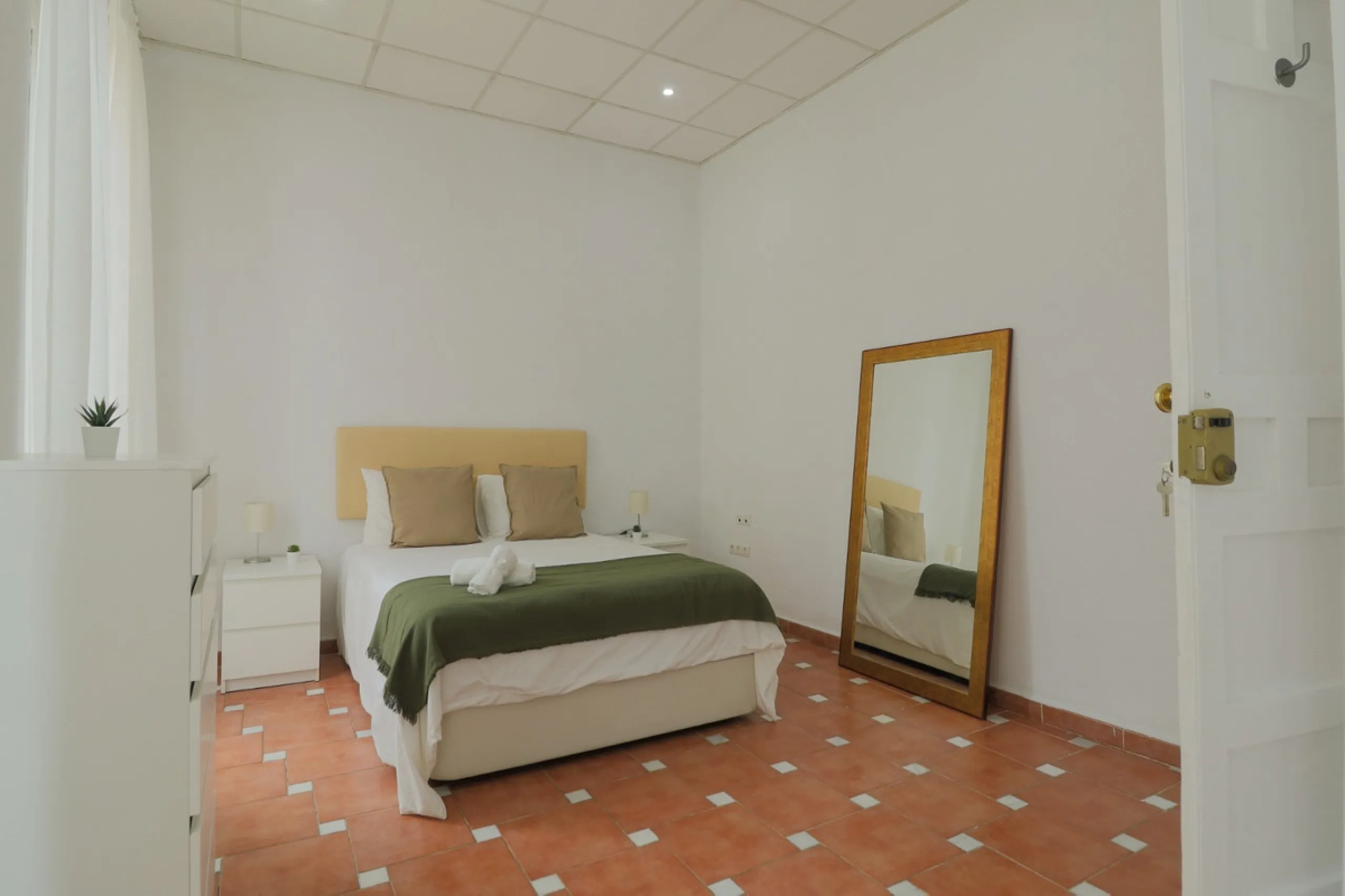 Spacious apartment for sale in a historic building in Plaza de la Merced, MálagaDiscover this spacious apartment for sale in Plaza de la Merced in a classic building with history, in one of the most emblematic areas of the historic center of Málaga. With 