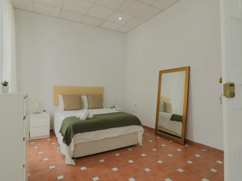 Spacious apartment for sale in a historic building in Plaza de la Merced, MálagaDiscover this spacious apartment for sale in Plaza de la Merced in a classic building with history, in one of the most emblematic areas of the historic center of Málaga. With 