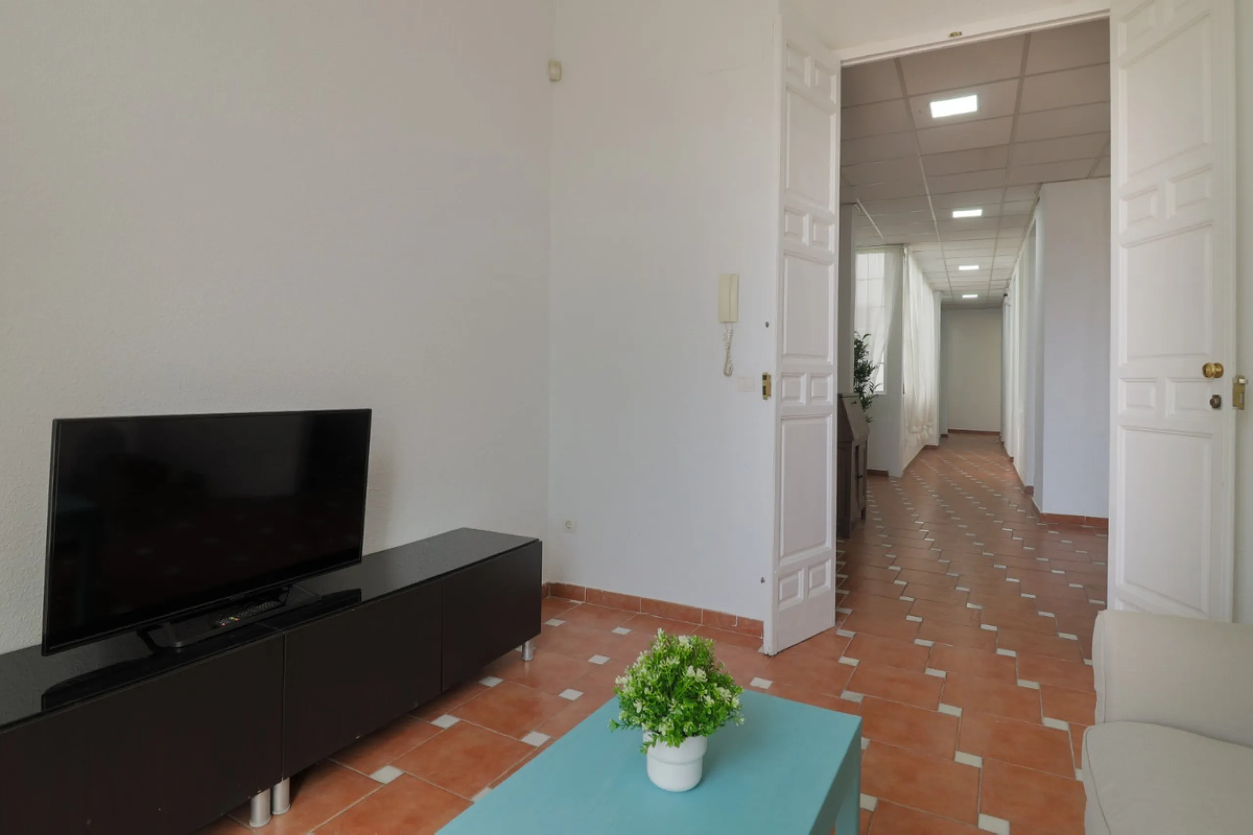 Spacious apartment for sale in a historic building in Plaza de la Merced, MálagaDiscover this spacious apartment for sale in Plaza de la Merced in a classic building with history, in one of the most emblematic areas of the historic center of Málaga. With 