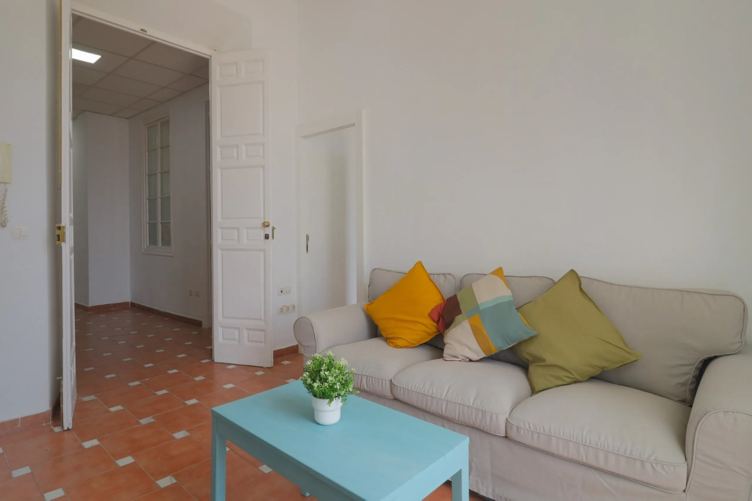 Spacious apartment for sale in a historic building in Plaza de la Merced, MálagaDiscover this spacious apartment for sale in Plaza de la Merced in a classic building with history, in one of the most emblematic areas of the historic center of Málaga. With 