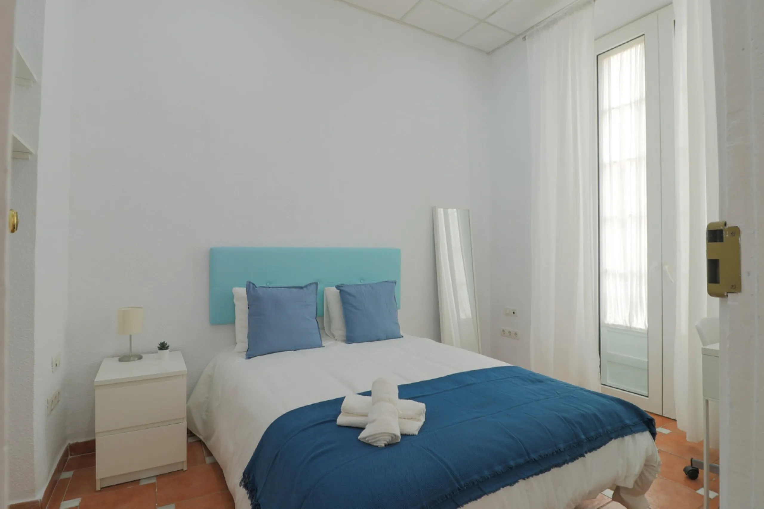 Spacious apartment for sale in a historic building in Plaza de la Merced, MálagaDiscover this spacious apartment for sale in Plaza de la Merced in a classic building with history, in one of the most emblematic areas of the historic center of Málaga. With 