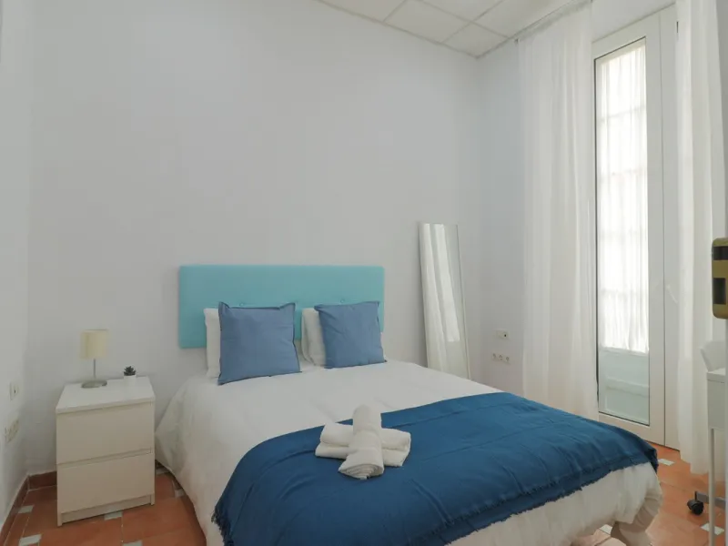 Spacious apartment for sale in a historic building in Plaza de la Merced, MálagaDiscover this spacious apartment for sale in Plaza de la Merced in a classic building with history, in one of the most emblematic areas of the historic center of Málaga. With 