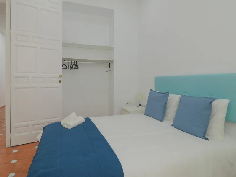 Spacious apartment for sale in a historic building in Plaza de la Merced, MálagaDiscover this spacious apartment for sale in Plaza de la Merced in a classic building with history, in one of the most emblematic areas of the historic center of Málaga. With 