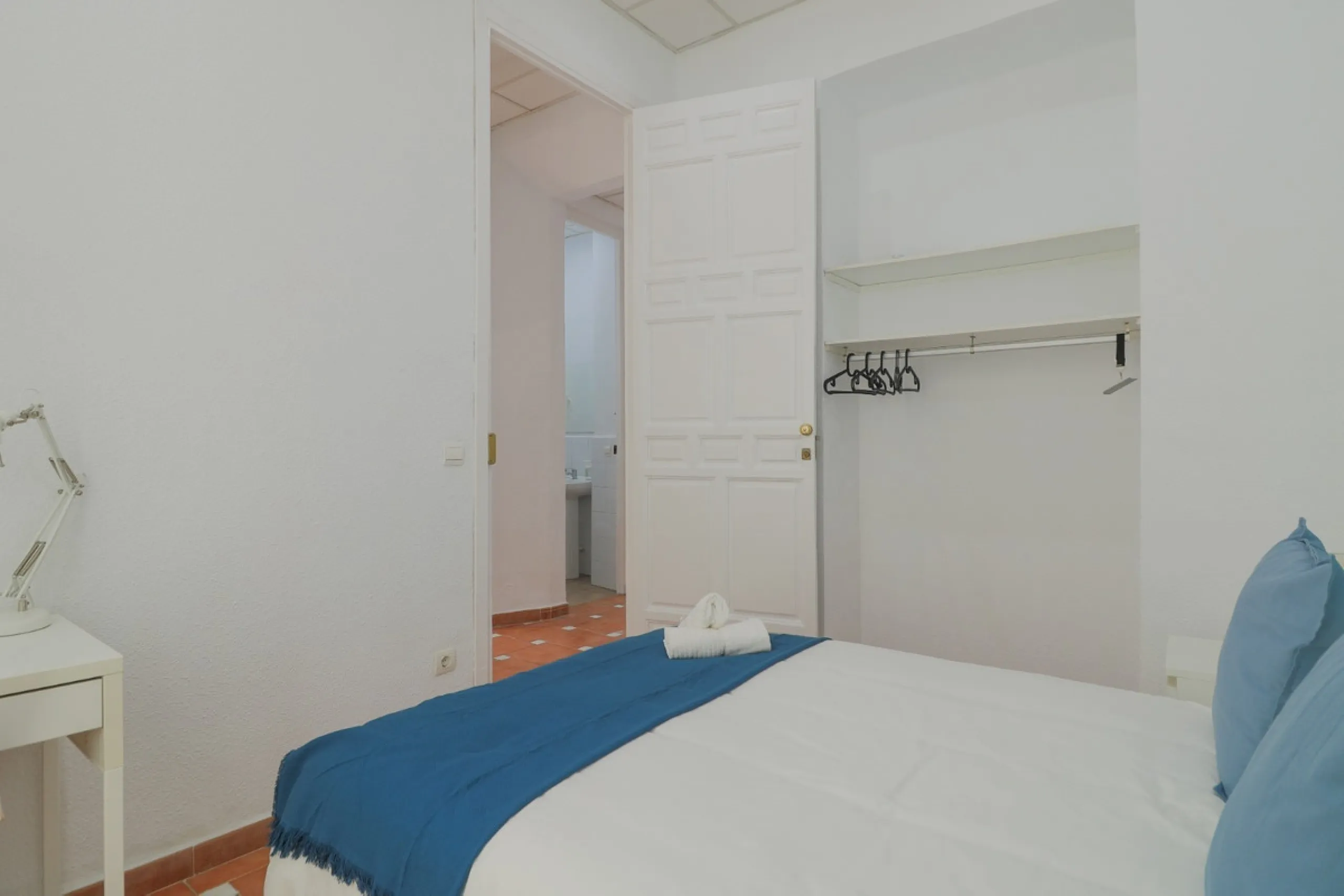 Spacious apartment for sale in a historic building in Plaza de la Merced, MálagaDiscover this spacious apartment for sale in Plaza de la Merced in a classic building with history, in one of the most emblematic areas of the historic center of Málaga. With 