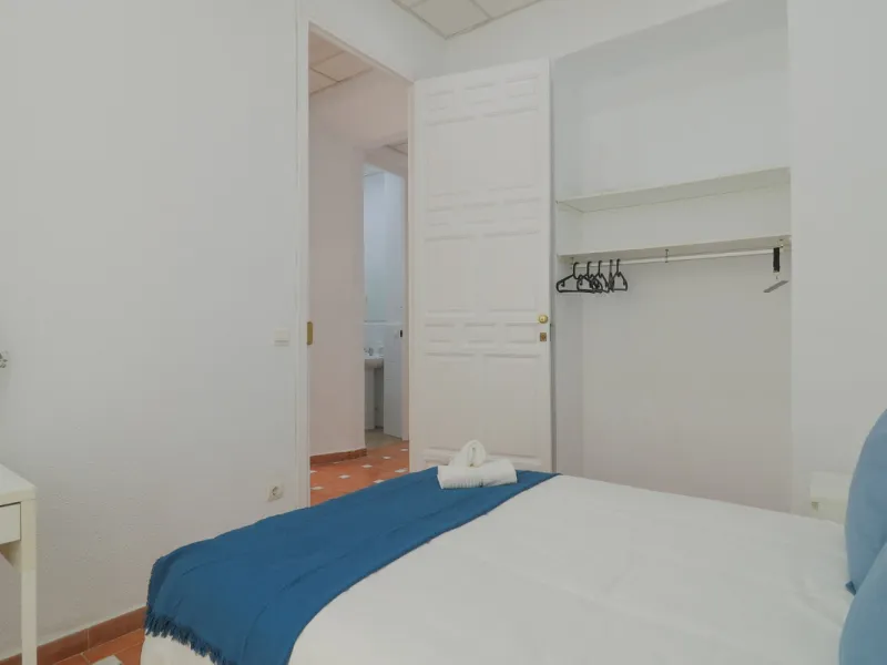 Spacious apartment for sale in a historic building in Plaza de la Merced, MálagaDiscover this spacious apartment for sale in Plaza de la Merced in a classic building with history, in one of the most emblematic areas of the historic center of Málaga. With 