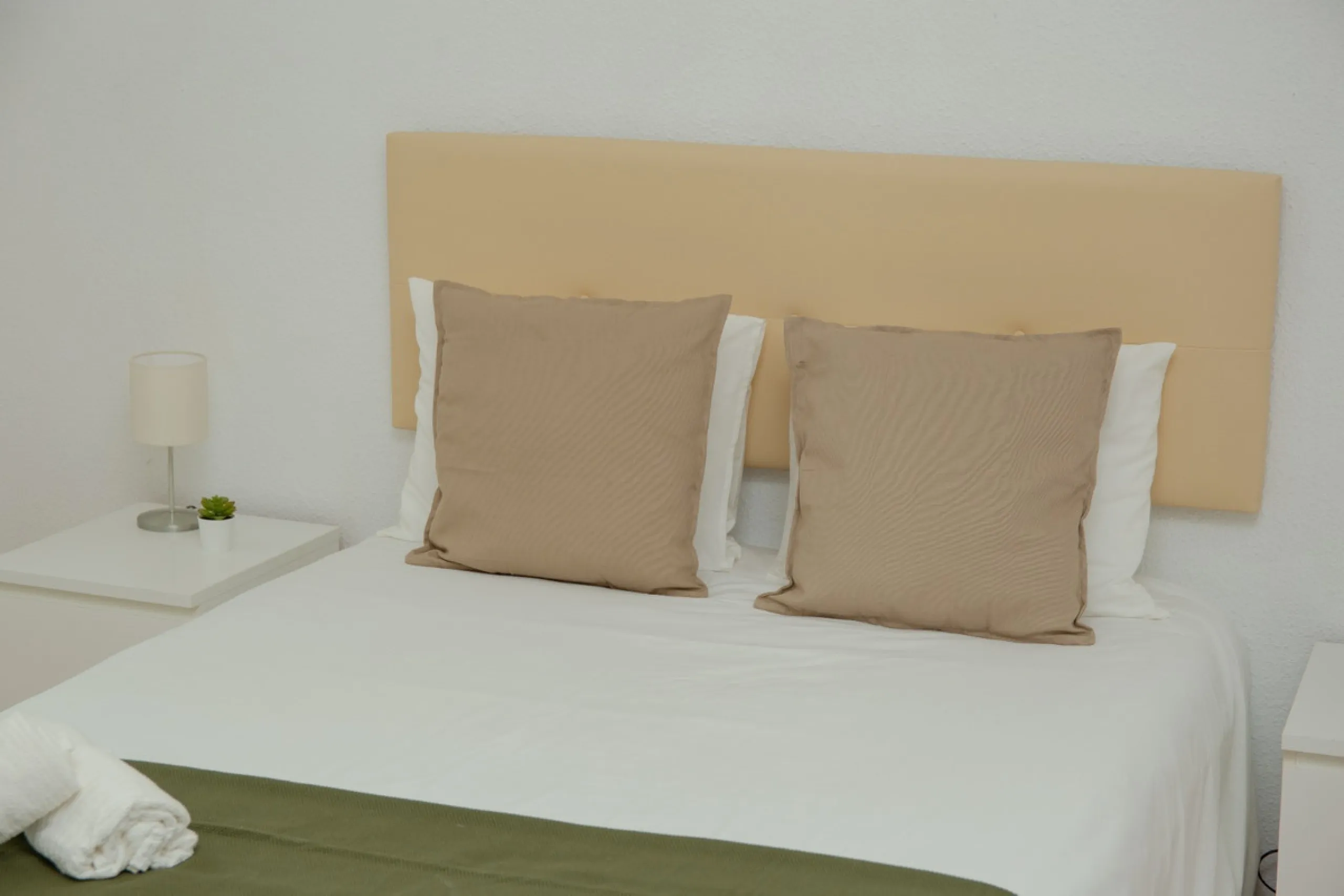 Spacious apartment for sale in a historic building in Plaza de la Merced, MálagaDiscover this spacious apartment for sale in Plaza de la Merced in a classic building with history, in one of the most emblematic areas of the historic center of Málaga. With 