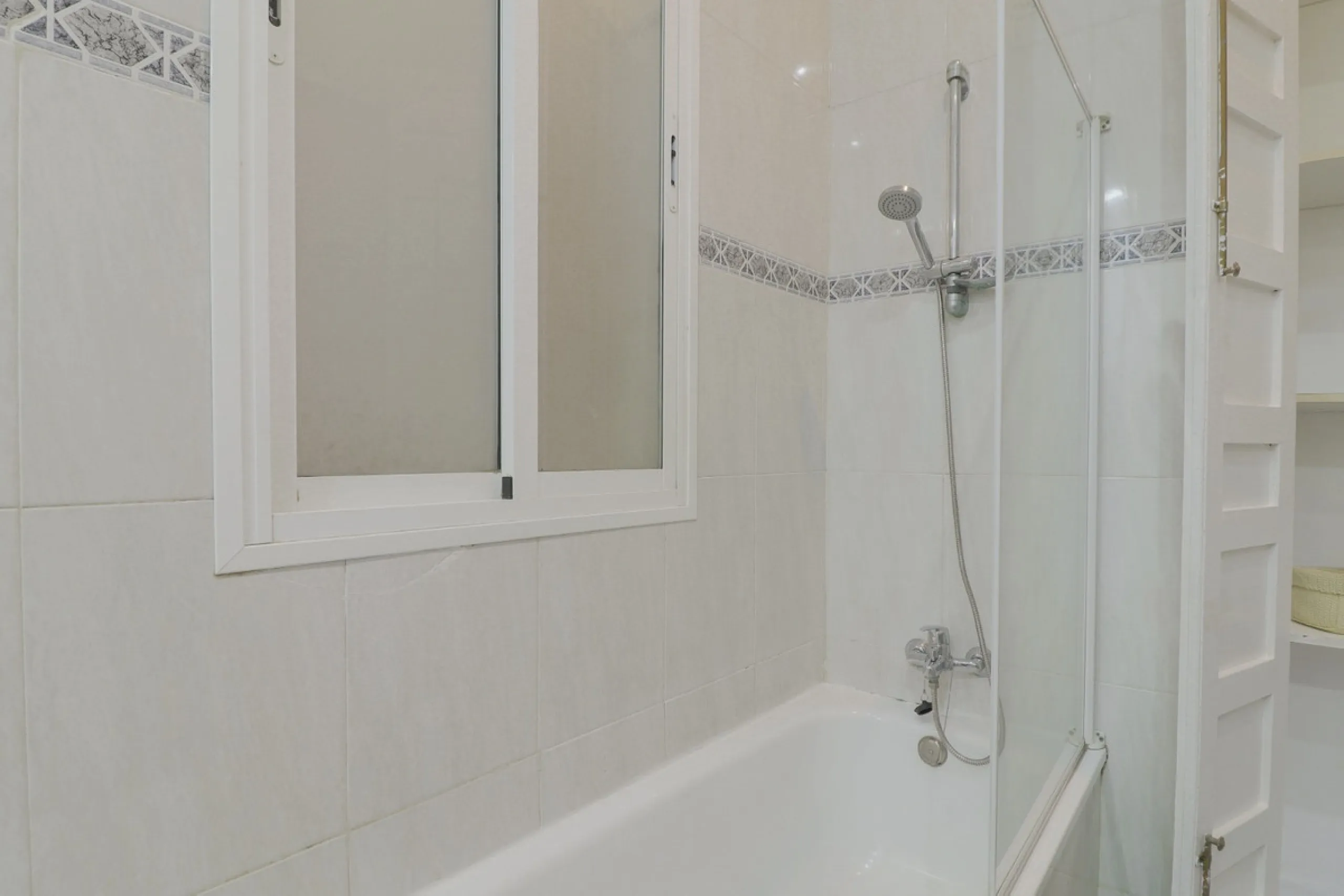 Spacious apartment for sale in a historic building in Plaza de la Merced, MálagaDiscover this spacious apartment for sale in Plaza de la Merced in a classic building with history, in one of the most emblematic areas of the historic center of Málaga. With 