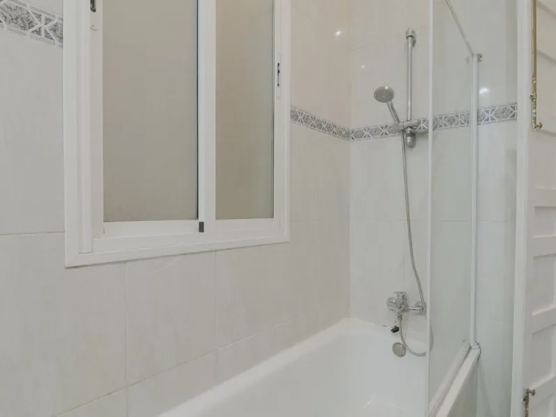 Spacious apartment for sale in a historic building in Plaza de la Merced, MálagaDiscover this spacious apartment for sale in Plaza de la Merced in a classic building with history, in one of the most emblematic areas of the historic center of Málaga. With 