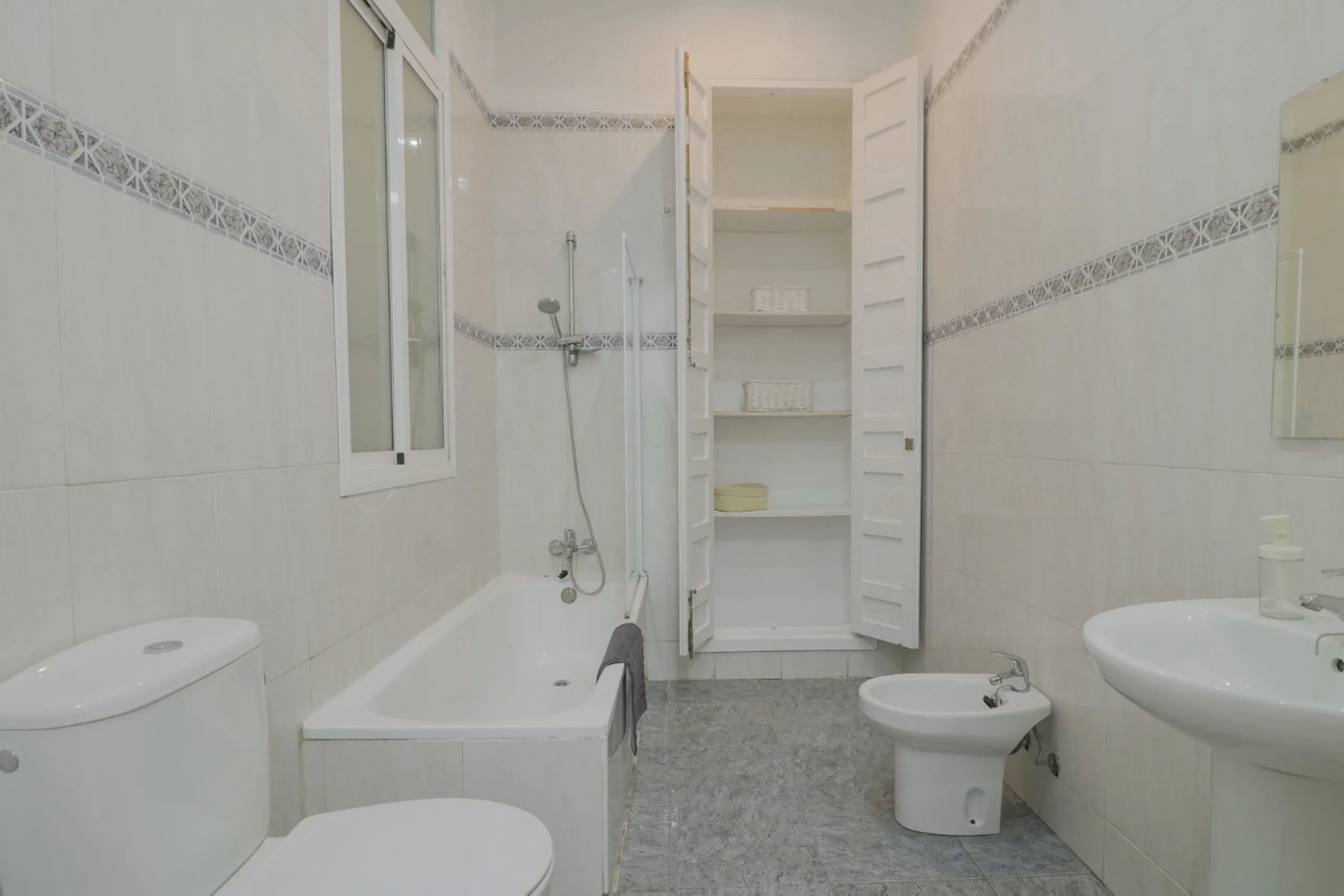 Spacious apartment for sale in a historic building in Plaza de la Merced, MálagaDiscover this spacious apartment for sale in Plaza de la Merced in a classic building with history, in one of the most emblematic areas of the historic center of Málaga. With 