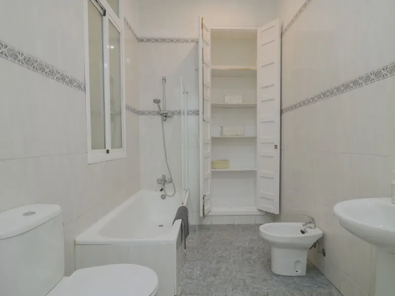 Spacious apartment for sale in a historic building in Plaza de la Merced, MálagaDiscover this spacious apartment for sale in Plaza de la Merced in a classic building with history, in one of the most emblematic areas of the historic center of Málaga. With 