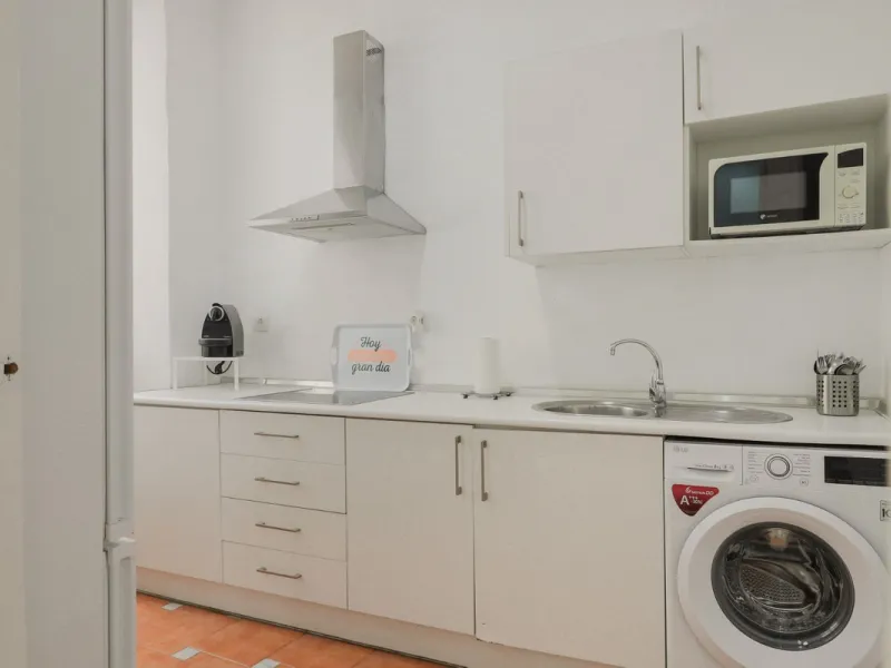 Spacious apartment for sale in a historic building in Plaza de la Merced, MálagaDiscover this spacious apartment for sale in Plaza de la Merced in a classic building with history, in one of the most emblematic areas of the historic center of Málaga. With 