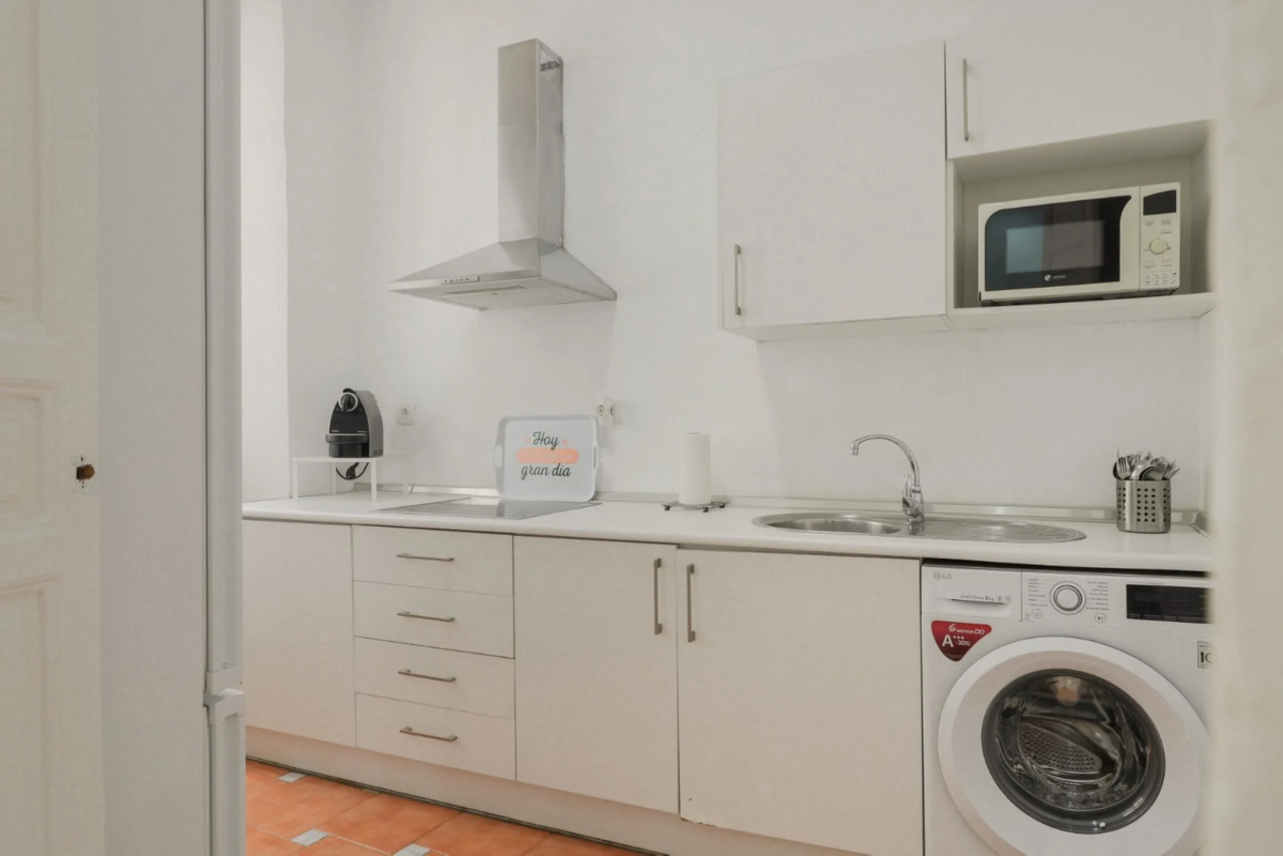 Spacious apartment for sale in a historic building in Plaza de la Merced, MálagaDiscover this spacious apartment for sale in Plaza de la Merced in a classic building with history, in one of the most emblematic areas of the historic center of Málaga. With 
