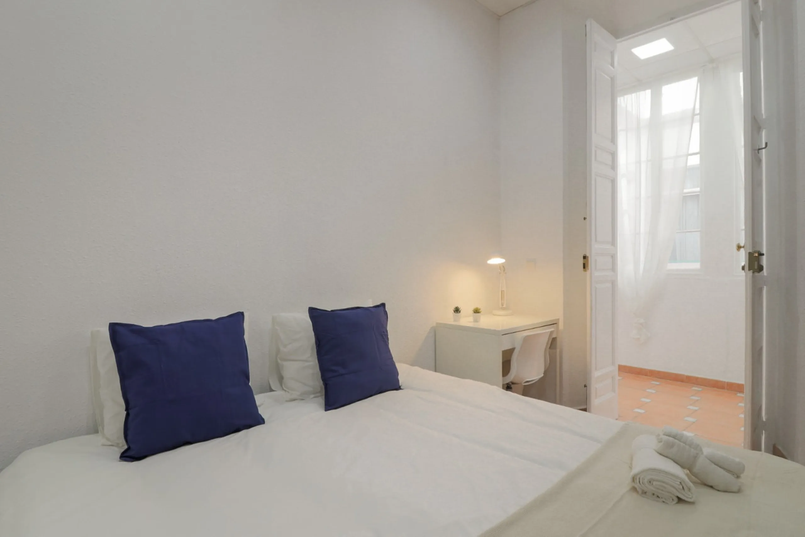 Spacious apartment for sale in a historic building in Plaza de la Merced, MálagaDiscover this spacious apartment for sale in Plaza de la Merced in a classic building with history, in one of the most emblematic areas of the historic center of Málaga. With 