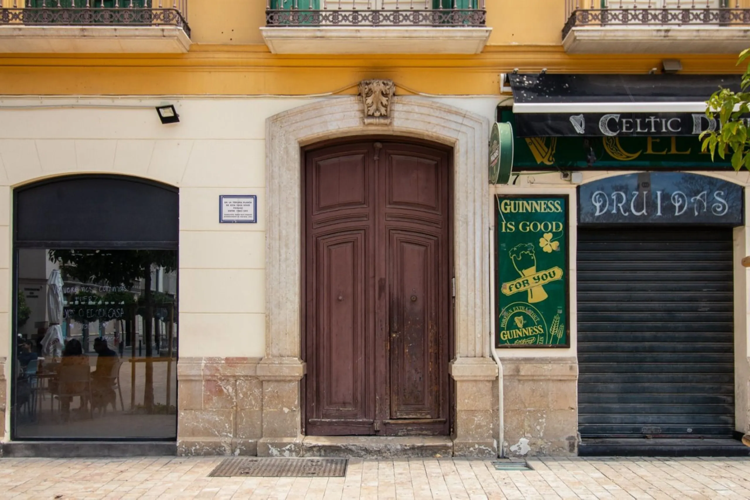 Spacious apartment for sale in a historic building in Plaza de la Merced, MálagaDiscover this spacious apartment for sale in Plaza de la Merced in a classic building with history, in one of the most emblematic areas of the historic center of Málaga. With 